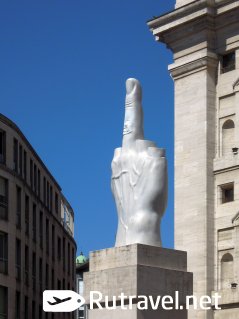 Памятник Среднему пальцу в Милане