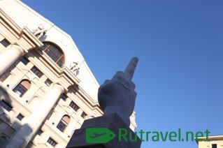Памятник Среднему пальцу в Милане